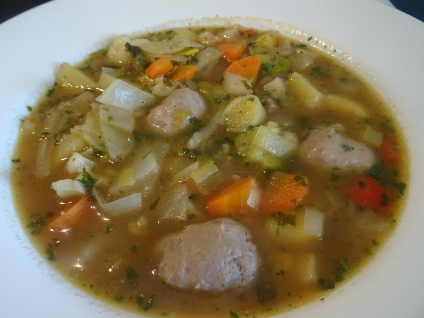 Bunte Gemüsesuppe mit Bratwurst-Klößchen - Rezept - kochbar.de