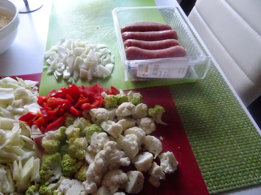 Bunte Gemüsesuppe mit Bratwurst Klößchen - schnell & einfach - von ... Bunte Gemüsesuppe mit Bratwurst Klößchen - schnell & einfach - von ...