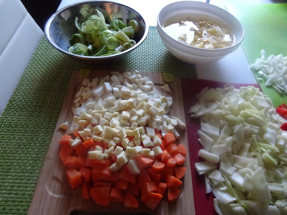 Bunte Gemüsesuppe mit Bratwurst-Klößchen - Rezept - Bild Nr. 4