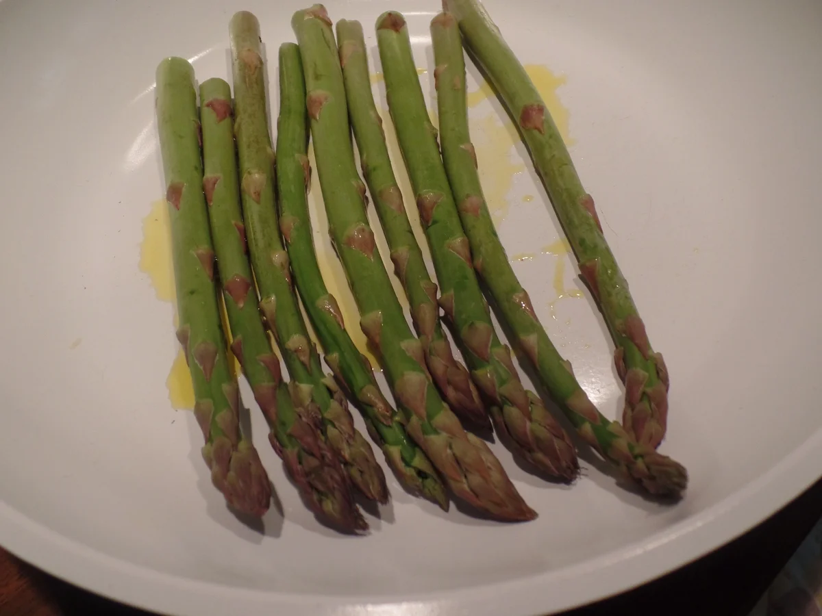 Gebratener Spargel mit getrockneten Tomaten und Pinienkerne - Rezept - Bild Nr. 10300