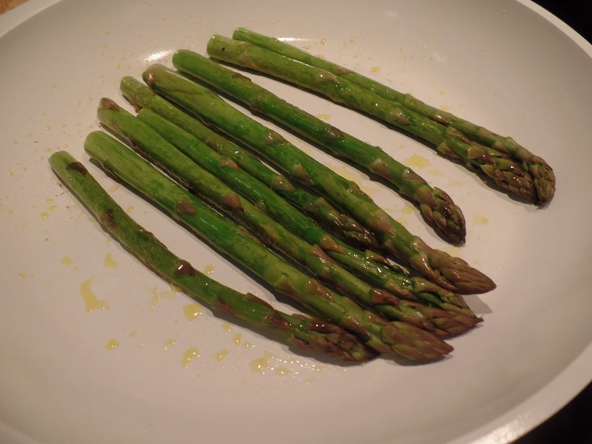 Gebratener Spargel mit getrockneten Tomaten und Pinienkerne - Rezept - Bild Nr. 10301