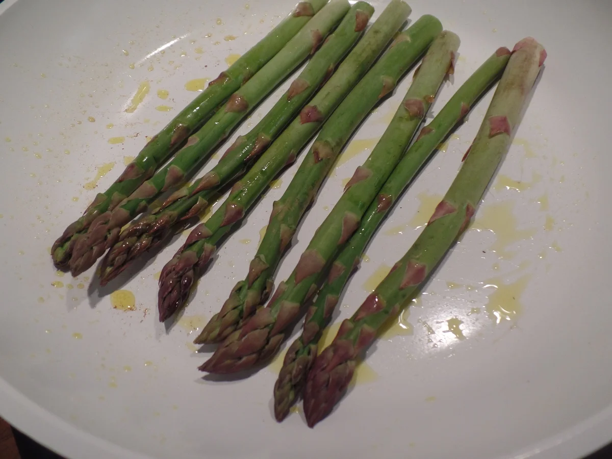 Gebratener Spargel mit getrockneten Tomaten und Pinienkerne - Rezept - Bild Nr. 10302