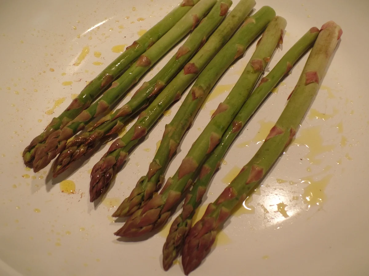 Gebratener Spargel mit getrockneten Tomaten und Pinienkerne - Rezept - Bild Nr. 10303