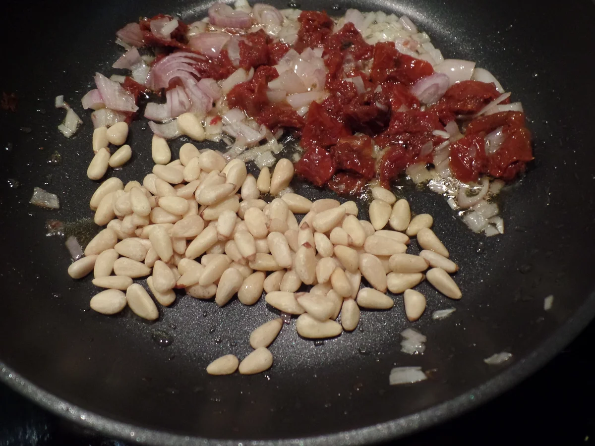 Gebratener Spargel mit getrockneten Tomaten und Pinienkerne - Rezept - Bild Nr. 10305