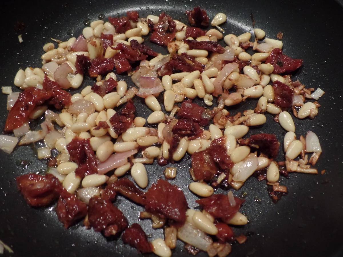 Gebratener Spargel mit getrockneten Tomaten und Pinienkerne - Rezept - Bild Nr. 10306