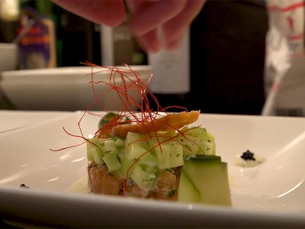 Saiblingstatar mit Chili-Gurken-Salat und Meerrettichsauce - Rezept - Bild Nr. 2