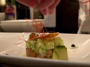 Saiblingstatar mit Chili-Gurken-Salat und Meerrettichsauce - Rezept - Bild Nr. 2