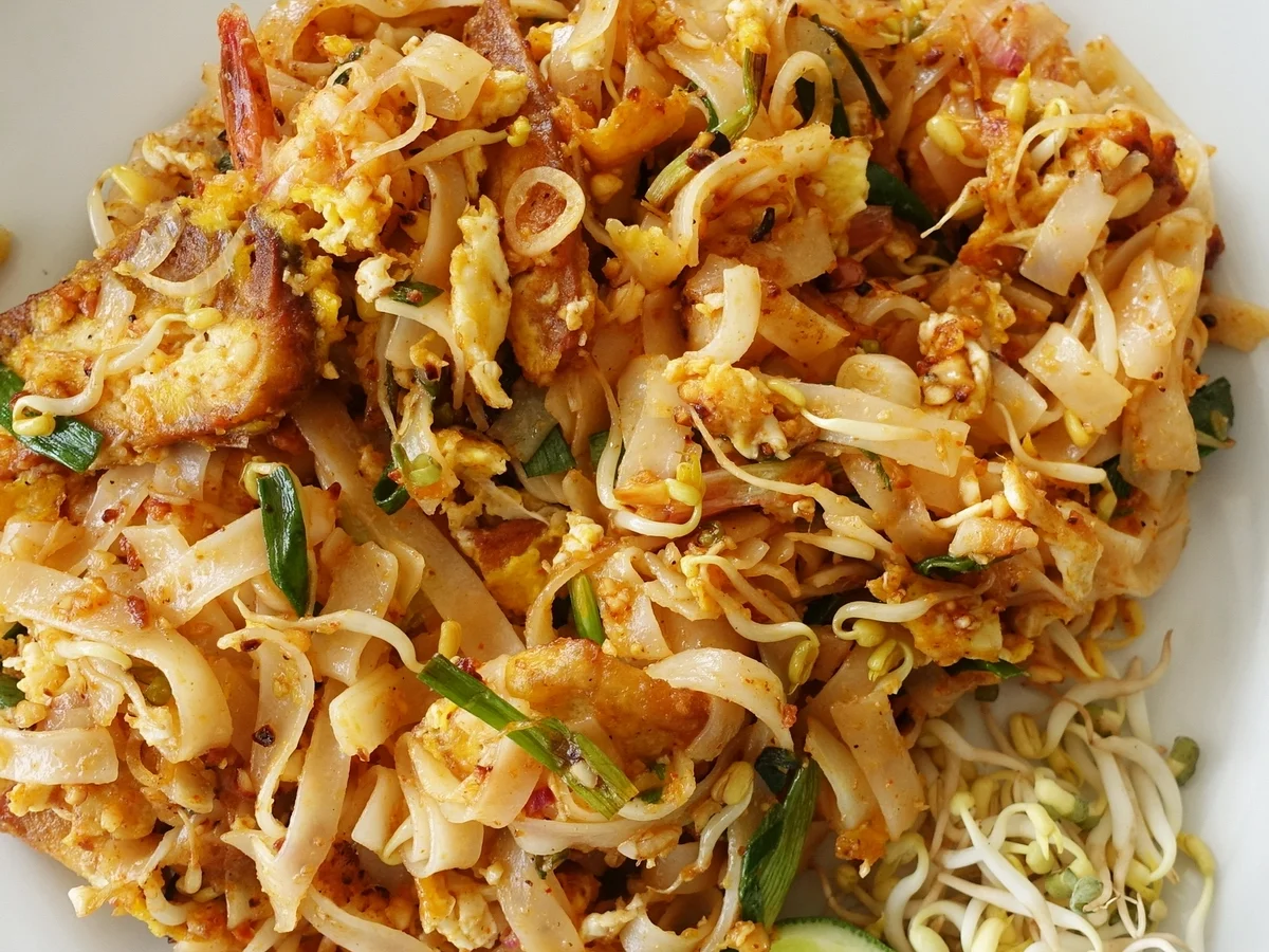 Gebratene, würzige Nudeln mit Garnelen und Ei - Rezept - Bild Nr. 2