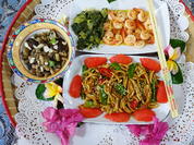 Bunte, gebratene Nudeln mit Garnelen und Pilzen - Rezept - Bild Nr. 10301