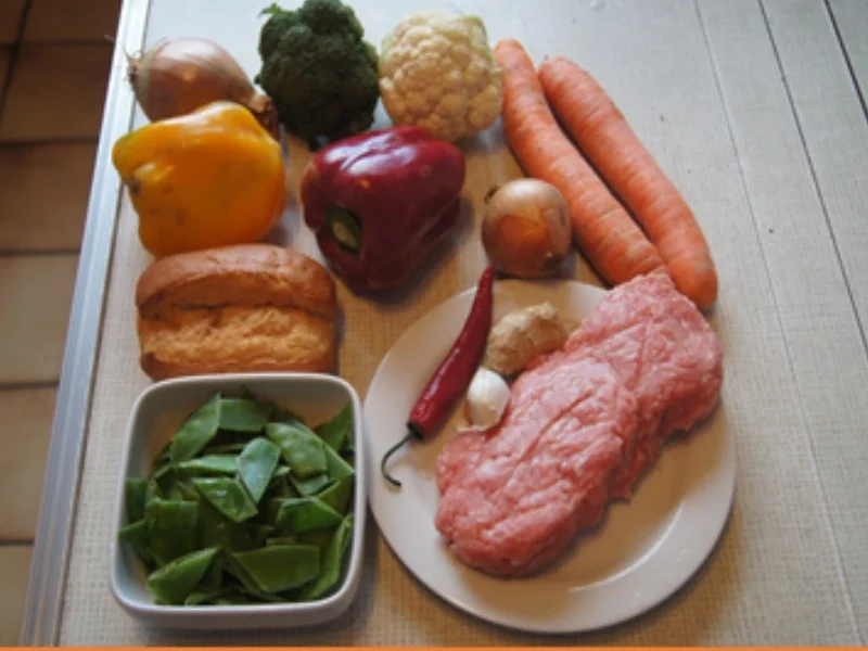 Rezept: Herzhafte Hacksteaks mit Curry-Gemüsemix aus dem Wok Bild Nr. 10302 Herzhafte Hacksteaks mit Curry-Gemüsemix aus dem Wok - Rezept - Bild Nr. 10302