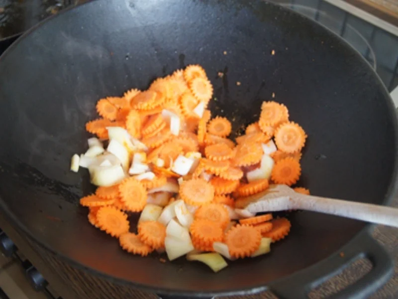 Rezept: Herzhafte Hacksteaks mit Curry-Gemüsemix aus dem Wok Bild Nr. 10316 Herzhafte Hacksteaks mit Curry-Gemüsemix aus dem Wok - Rezept - Bild Nr. 10316