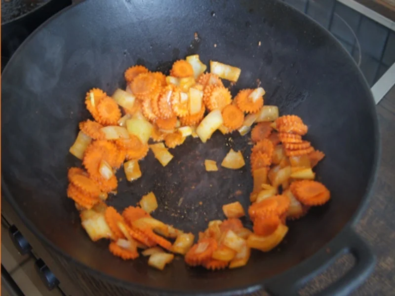 Rezept: Herzhafte Hacksteaks mit Curry-Gemüsemix aus dem Wok Bild Nr. 10317 Herzhafte Hacksteaks mit Curry-Gemüsemix aus dem Wok - Rezept - Bild Nr. 10317
