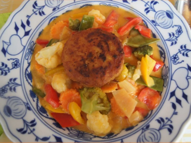 Rezept: Herzhafte Hacksteaks mit Curry-Gemüsemix aus dem Wok Bild Nr. 10326 Herzhafte Hacksteaks mit Curry-Gemüsemix aus dem Wok - Rezept - Bild Nr. 10326