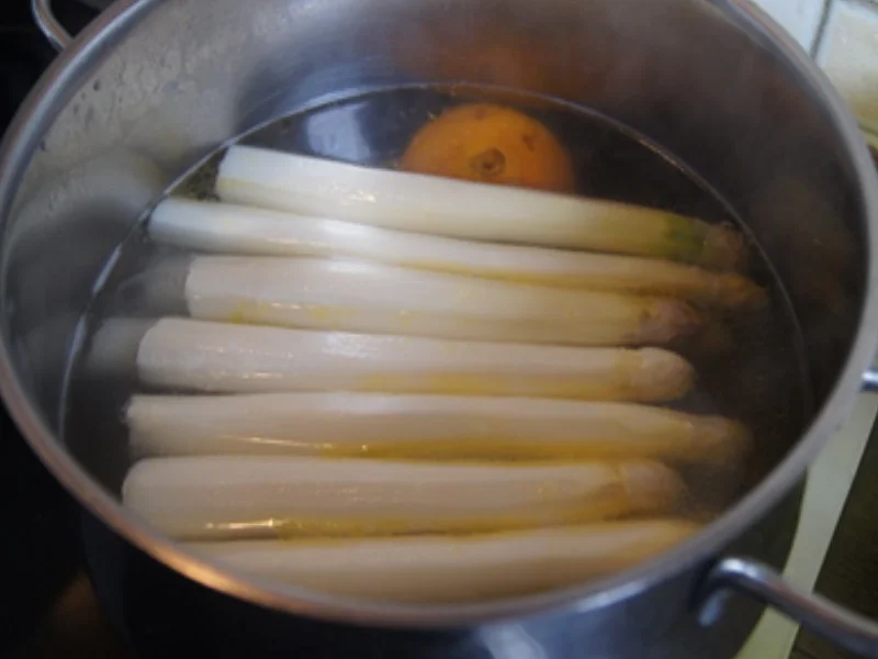 Spargel mit Orangen-Chili-Sauce und gekochter Schinken - Rezept - Bild Nr. 6