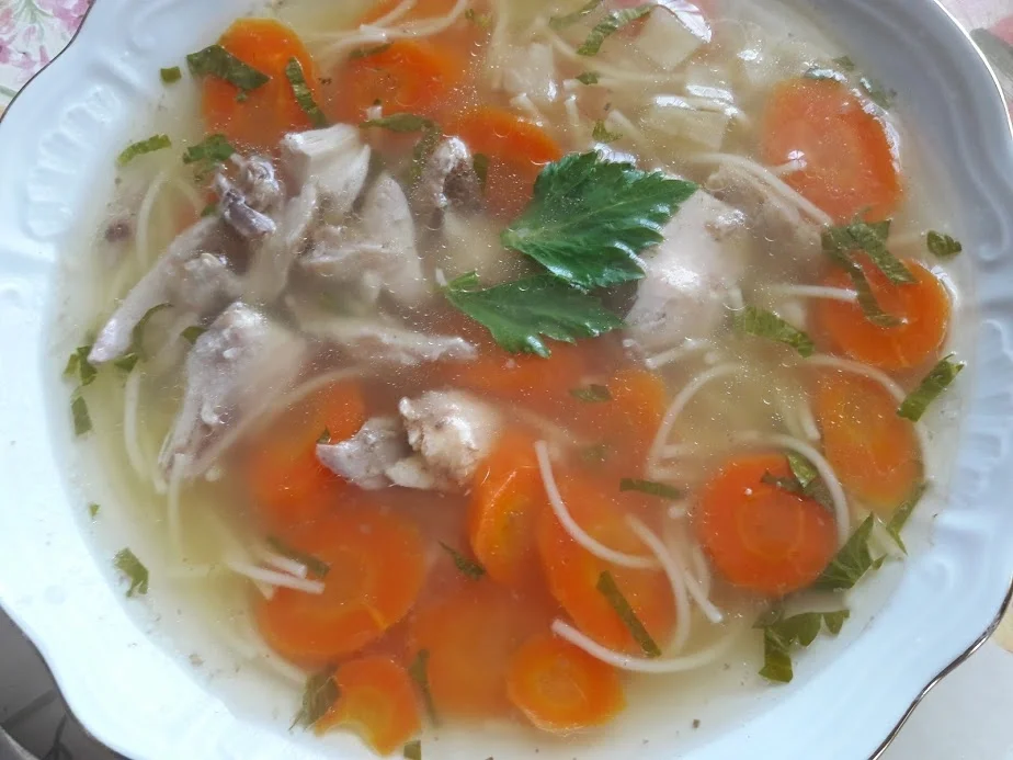 Rezept: Hühnerbrühe - Nudelsuppe Bild Nr. 2 Hühnerbrühe - Nudelsuppe - Rezept - Bild Nr. 2