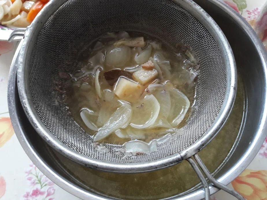 Rezept: Hühnerbrühe - Nudelsuppe Bild Nr. 11 Hühnerbrühe - Nudelsuppe - Rezept - Bild Nr. 11