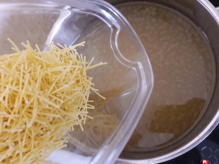 Rezept: Hühnerbrühe - Nudelsuppe Bild Nr. 12 Hühnerbrühe - Nudelsuppe - Rezept - Bild Nr. 12