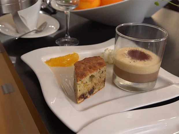 Cappucino Mousse mit Ricotta-Pistazienkuchen und Orangenragout - Rezept - Bild Nr. 2