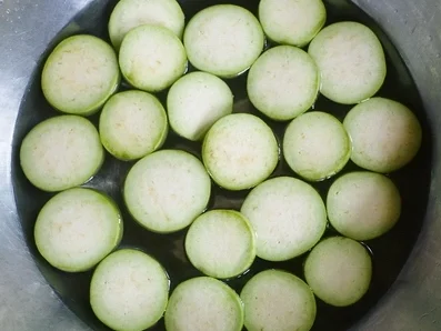 Rezept: Auberginen in würziger Kokosnuss-Pilzsauce Bild Nr. 3 Auberginen in würziger Kokosnuss-Pilzsauce - Rezept - Bild Nr. 3