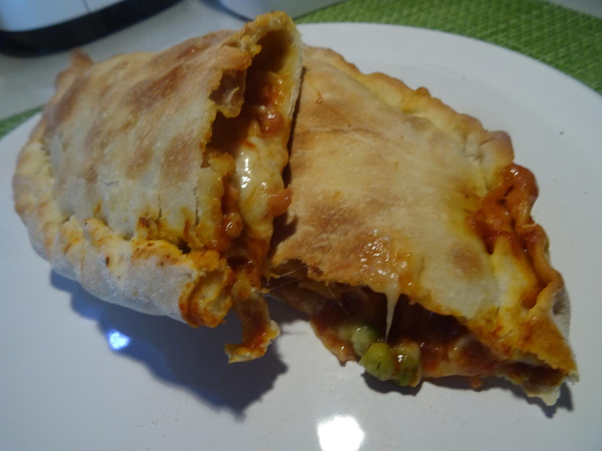 Pizza Calzone mit Schinken und Mozzarella - Rezept - kochbar.de