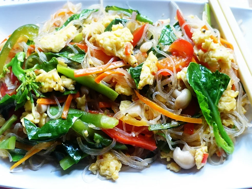 Bunte Maisglasnudeln mit Blüten und Pilzen - Rezept - Bild Nr. 2