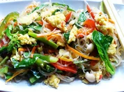 Bunte Maisglasnudeln mit Blüten und Pilzen - Rezept - Bild Nr. 2