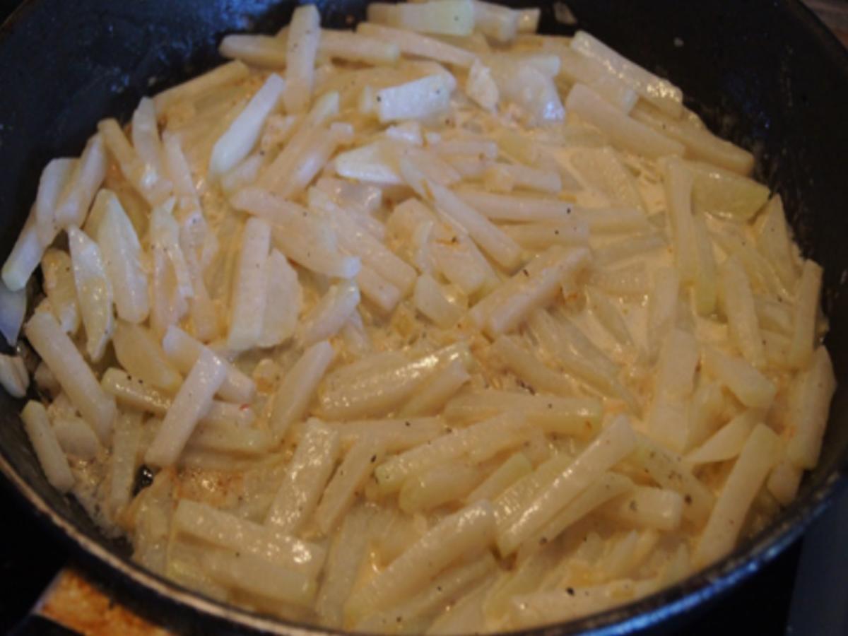 Rahmkohlrabi mit Estragon, Frikadellen und Salzkartoffeln - einfach ... Rahmkohlrabi mit Estragon, Frikadellen und Salzkartoffeln - einfach ...