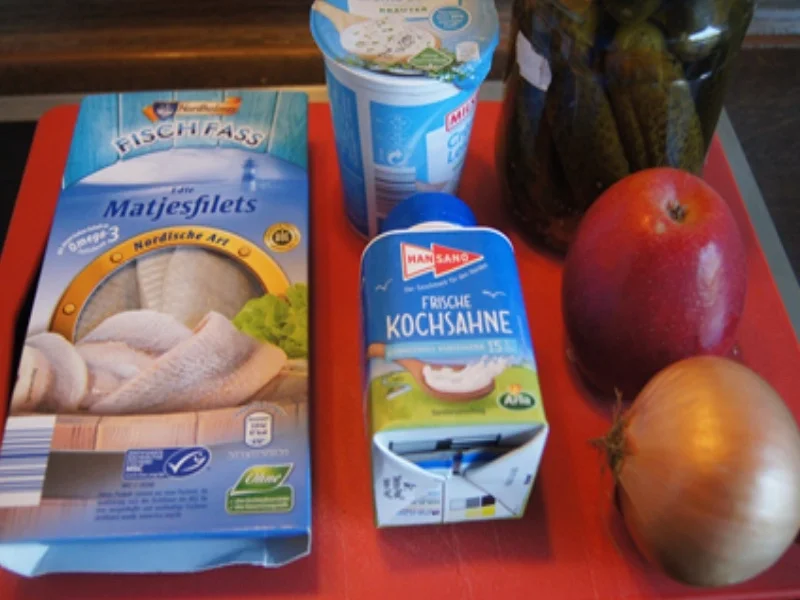 Rezept: Matjesfiletsalat nach Hausfrauen-Art Bild Nr. 3 Matjesfiletsalat nach Hausfrauen-Art - Rezept - Bild Nr. 3