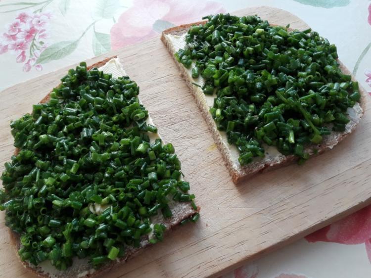 Schnittlauchsalat auf frischem Brot - Rezept mit Bild - kochbar.de