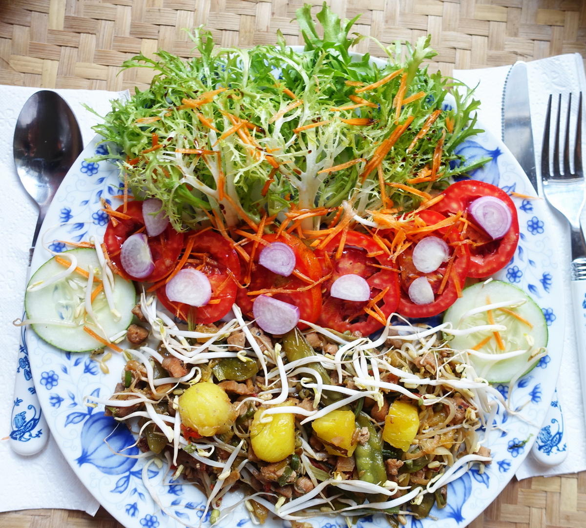Scharfes Rindfleisch, Cap Cay mit Ananas und Frisée-Salat - Rezept - Bild Nr. 2