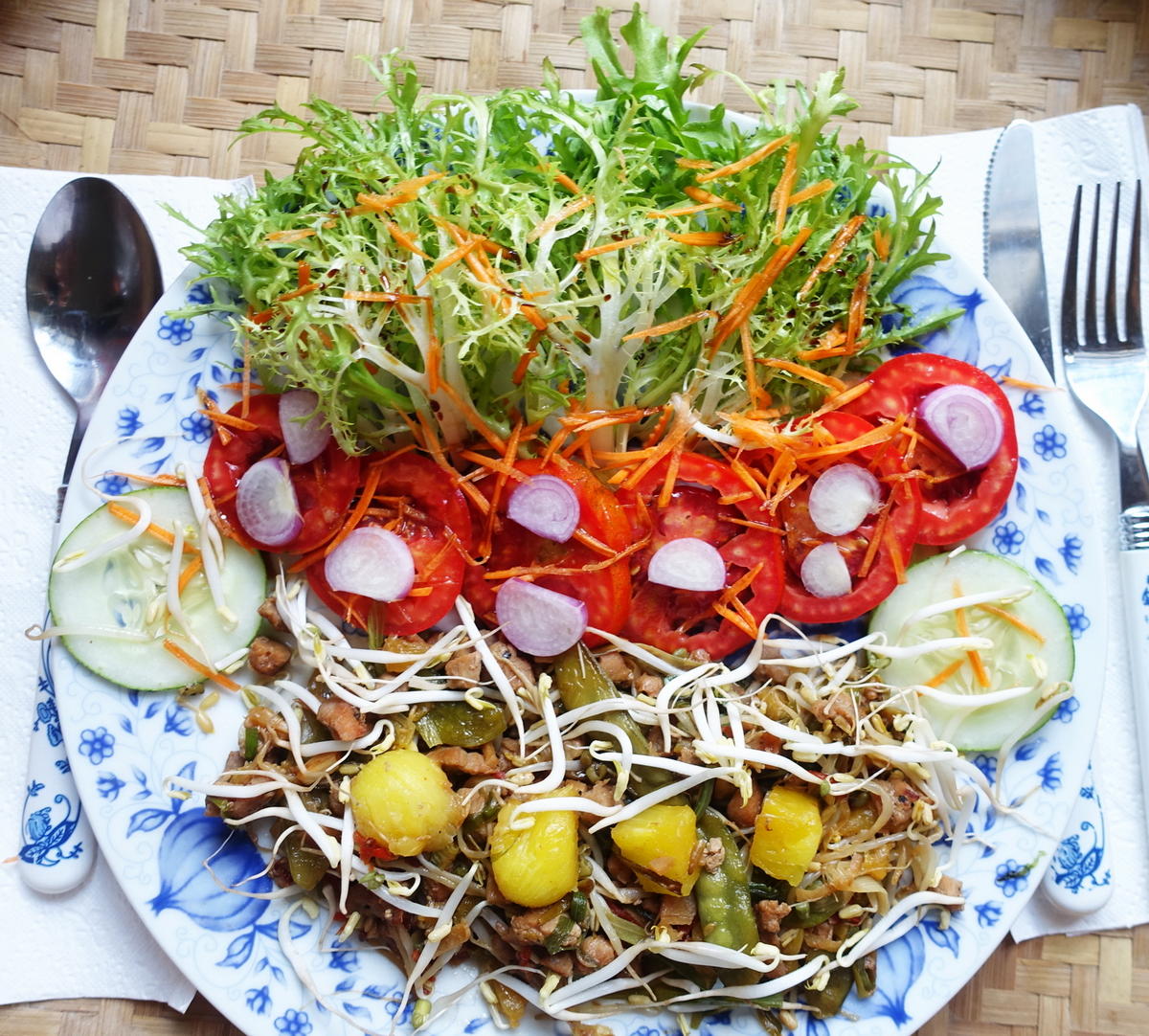 Scharfes Rindfleisch, Cap Cay mit Ananas und Frisée-Salat