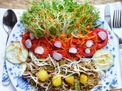 Scharfes Rindfleisch, Cap Cay mit Ananas und Frisée-Salat - Rezept - Bild Nr. 2