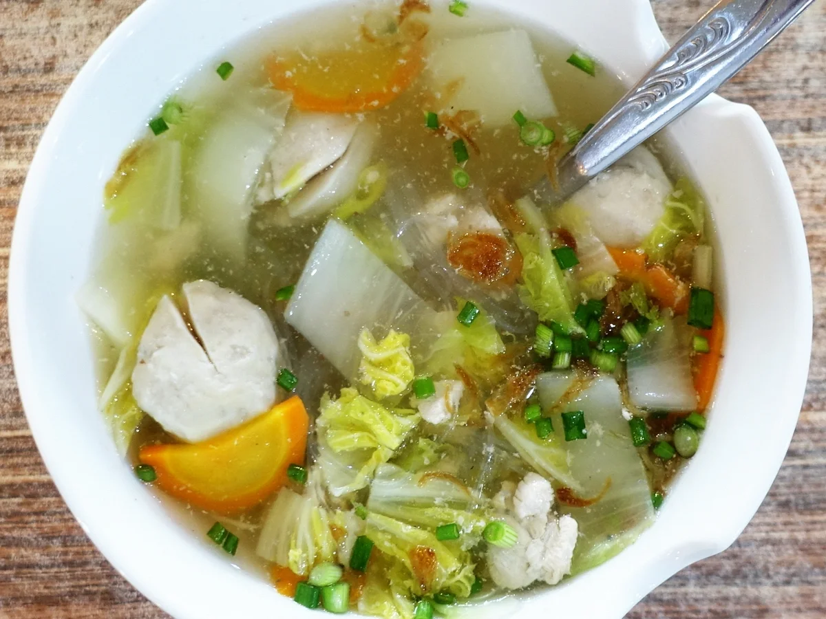 Hühnersuppe mit Hühnerfleischbällchen und Gemüse - Rezept - Bild Nr. 2