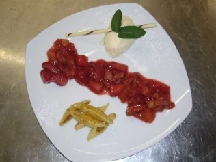 Rezept: Süße Schupfnudeln an Rhabarber-Erdbeer-Kompott Süße Schupfnudeln an Rhabarber-Erdbeer-Kompott - Rezept