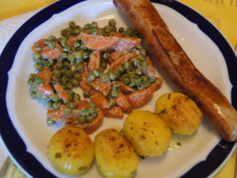 Käse-Bratwurst mit Möhren-Erbsen-Gemüse und Drillingen - Rezept - Bild Nr. 2