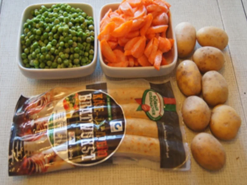 Käse-Bratwurst mit Möhren-Erbsen-Gemüse und Drillingen - Rezept - Bild Nr. 3