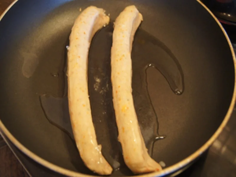 Käse-Bratwurst mit Möhren-Erbsen-Gemüse und Drillingen - Rezept - Bild Nr. 4