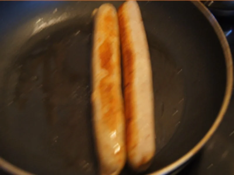 Käse-Bratwurst mit Möhren-Erbsen-Gemüse und Drillingen - Rezept - Bild Nr. 5