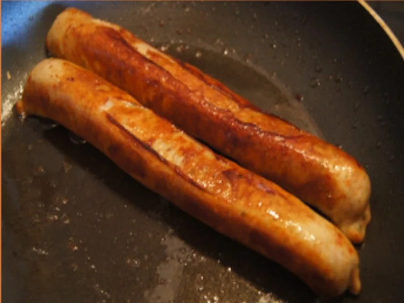 Käse-Bratwurst mit Möhren-Erbsen-Gemüse und Drillingen - Rezept - Bild Nr. 6