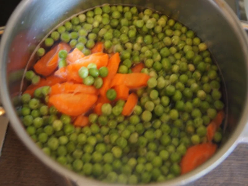 Käse-Bratwurst mit Möhren-Erbsen-Gemüse und Drillingen - Rezept - Bild Nr. 7