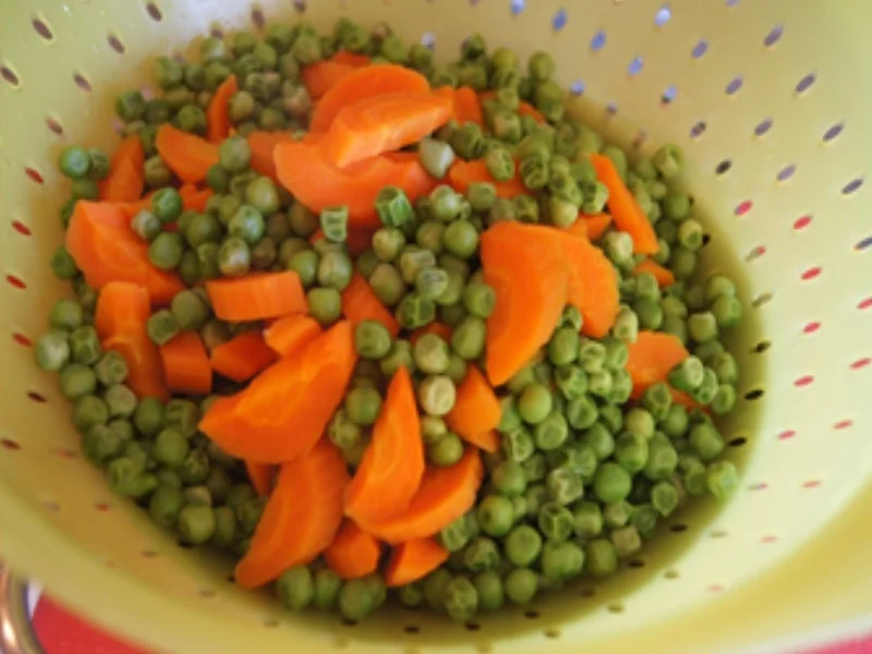 Käse-Bratwurst mit Möhren-Erbsen-Gemüse und Drillingen - Rezept - Bild Nr. 8