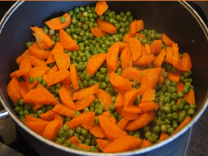 Käse-Bratwurst mit Möhren-Erbsen-Gemüse und Drillingen - Rezept - Bild Nr. 9