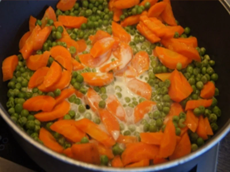 Käse-Bratwurst mit Möhren-Erbsen-Gemüse und Drillingen - Rezept - Bild Nr. 10