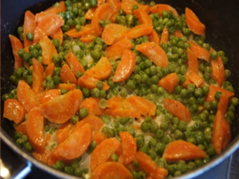 Käse-Bratwurst mit Möhren-Erbsen-Gemüse und Drillingen - Rezept - Bild Nr. 11