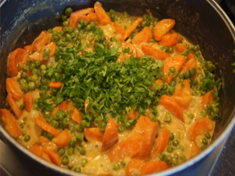 Käse-Bratwurst mit Möhren-Erbsen-Gemüse und Drillingen - Rezept - Bild Nr. 13