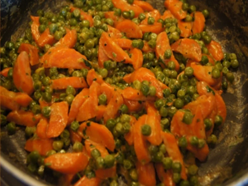 Käse-Bratwurst mit Möhren-Erbsen-Gemüse und Drillingen - Rezept - Bild Nr. 15