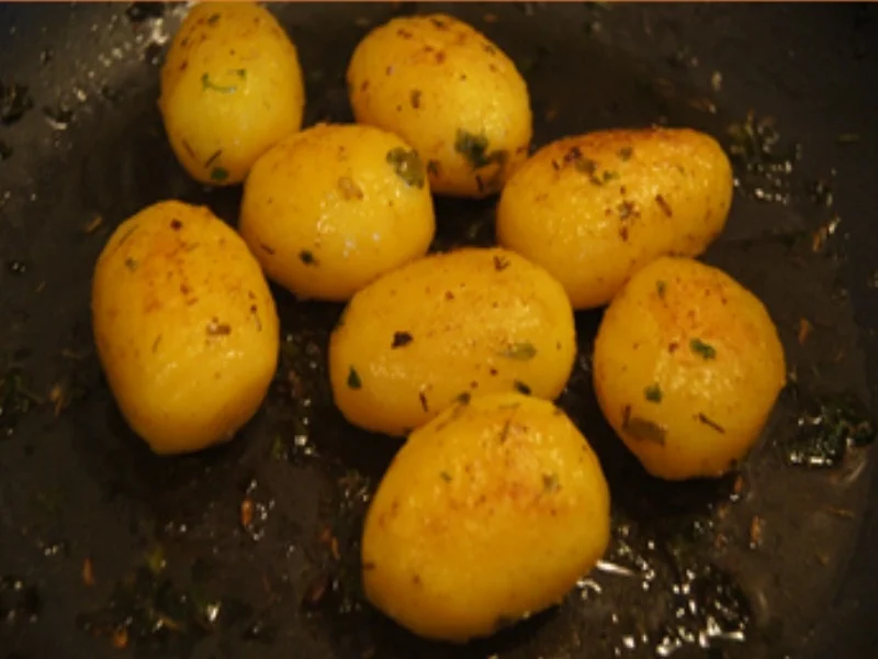 Käse-Bratwurst mit Möhren-Erbsen-Gemüse und Drillingen - Rezept - Bild Nr. 17