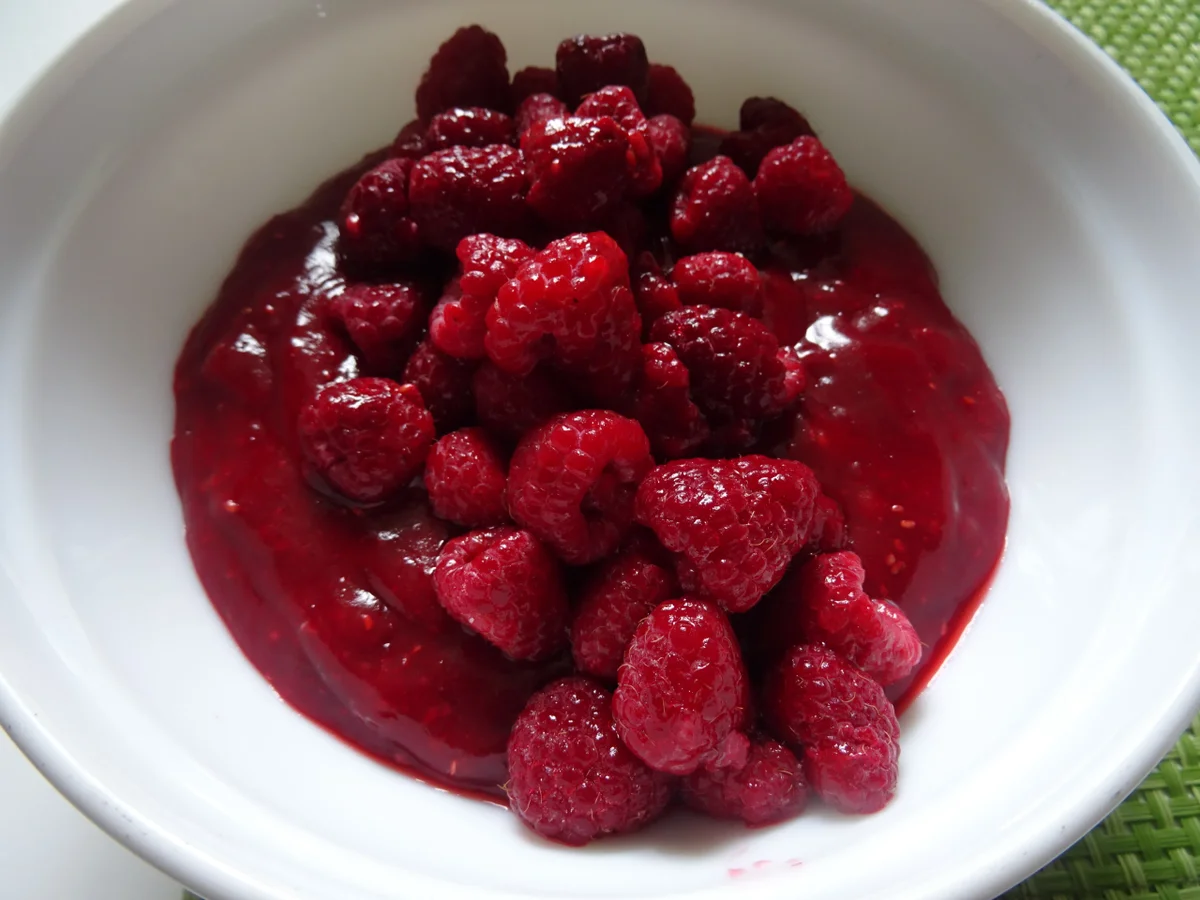 Eierlikör-Mousse auf Himbeer-Ragout - Rezept - Bild Nr. 2