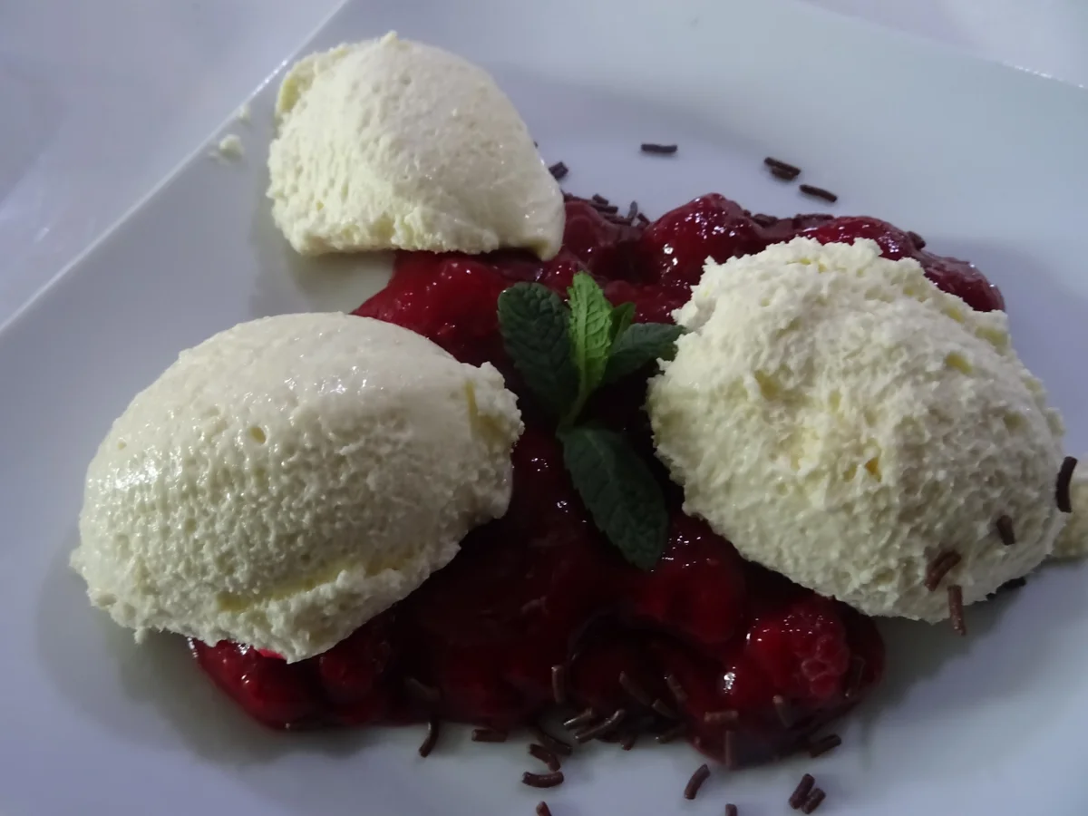 Eierlikör-Mousse auf Himbeer-Ragout - Rezept - Bild Nr. 7