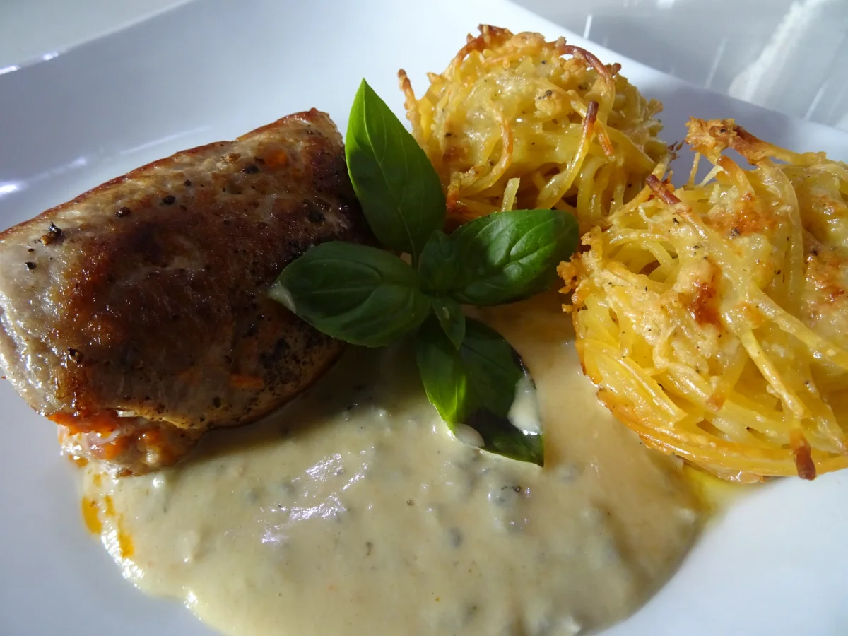 Involtini vom Schwein mit Gorgonzola-Soße und Spaghetti-Türmchen - Rezept - Bild Nr. 2